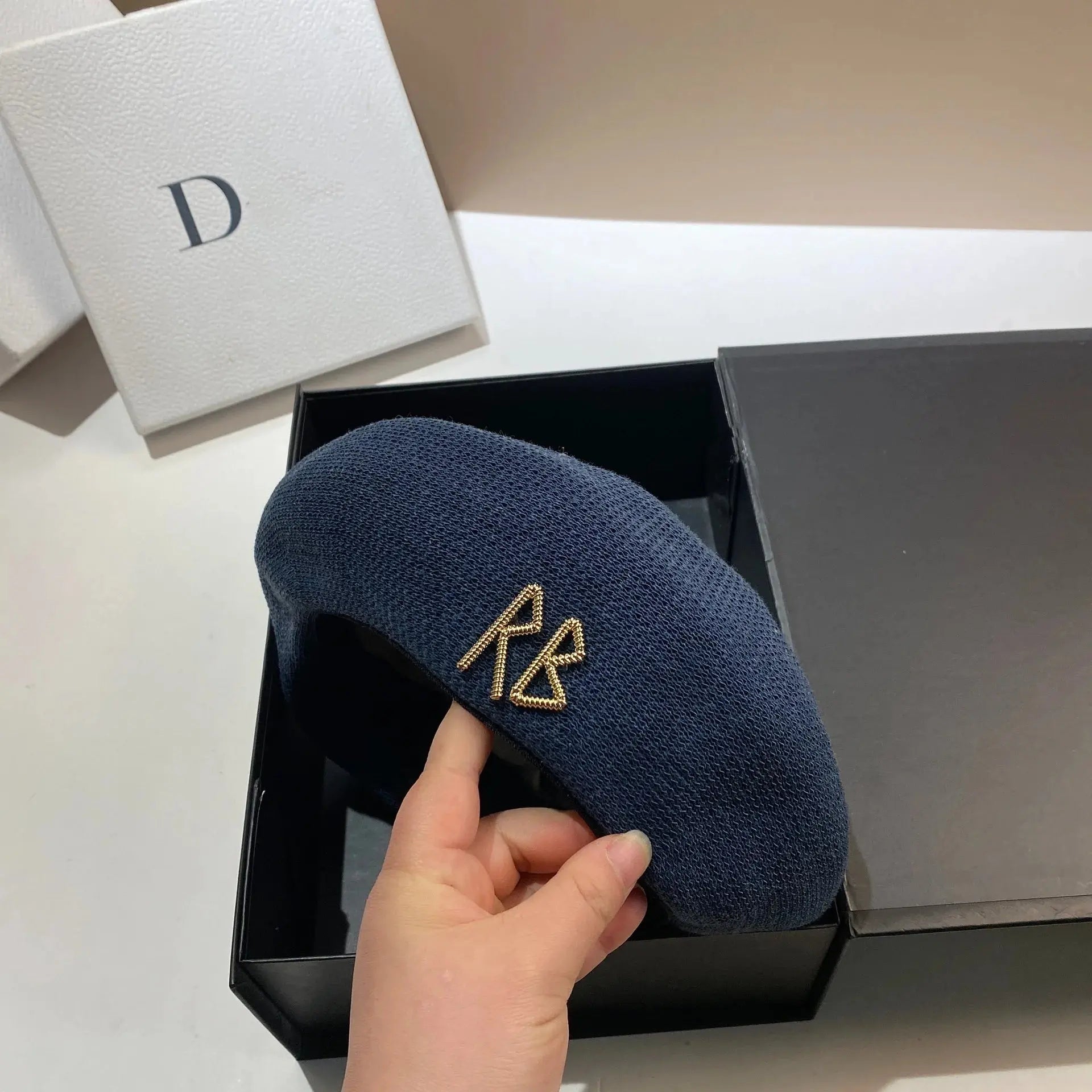 Beret de luxe avec lettre pour femme Le Chapeau Designs